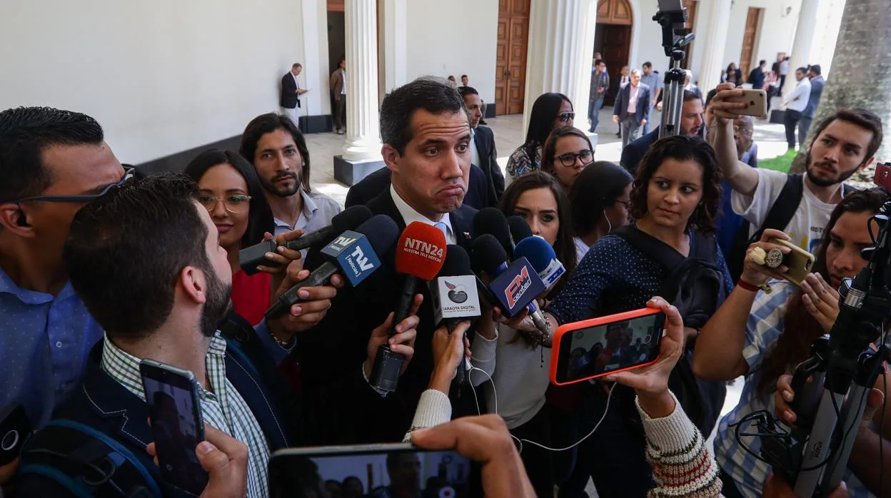 Guaidó hace declaraciones a la prensa a su llegada al Parlamento en Caracas