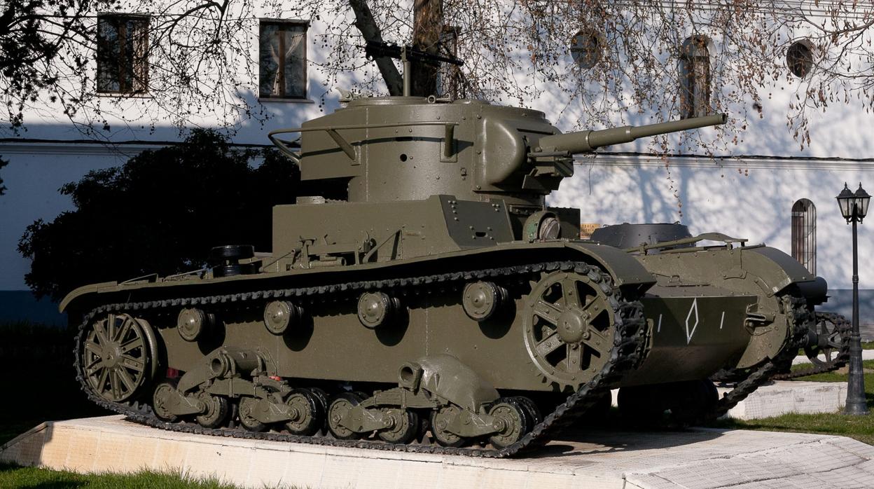 Un tanque soviético T-26 en el museo de tanques de la base militar El Goloso, Madrid