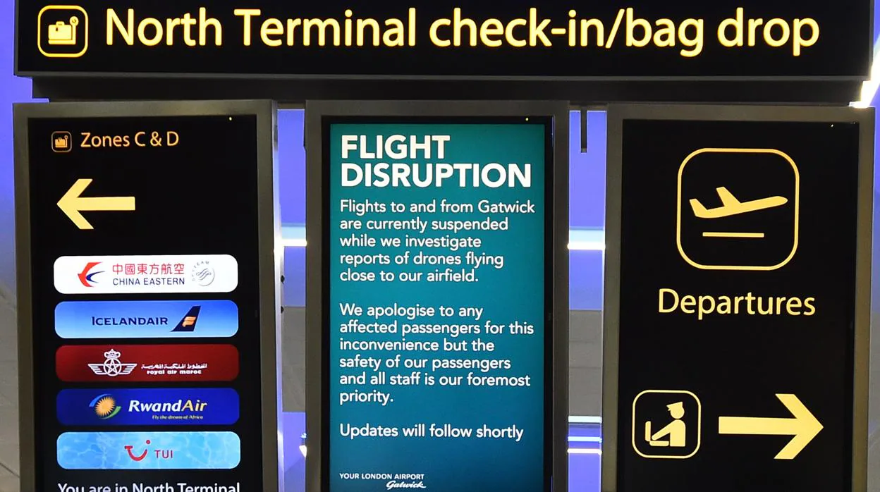 Un cartel anuncia la interrupción de vuelos en el aeropuerto de Gatwick (Londres), el pasado diciembre