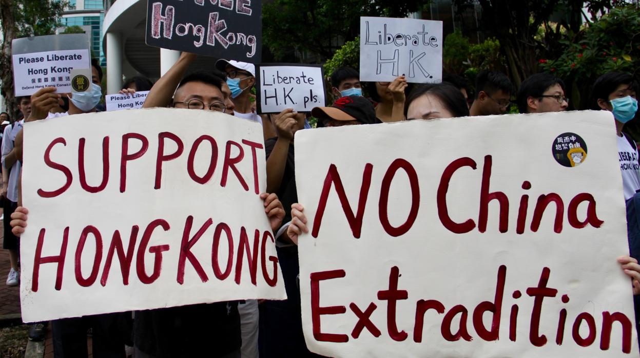 Varios cientos de personas desfilan por Hong Kong entregando en los consulados cartas contra la ley de extradición a China