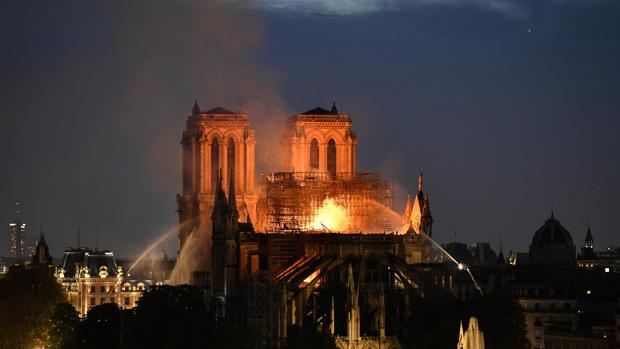 La Fiscalía francesa descarta un origen criminal del incendio de Notre Dame