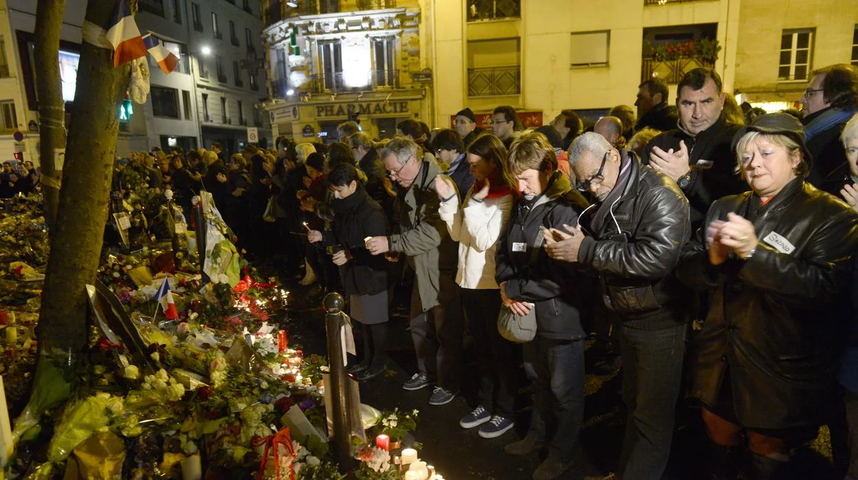 Una multitud rende homenaje a las víctimas de los atentados de París