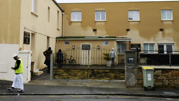 Al menos dos heridos después de que un hombre disparara en una mezquita de Francia
