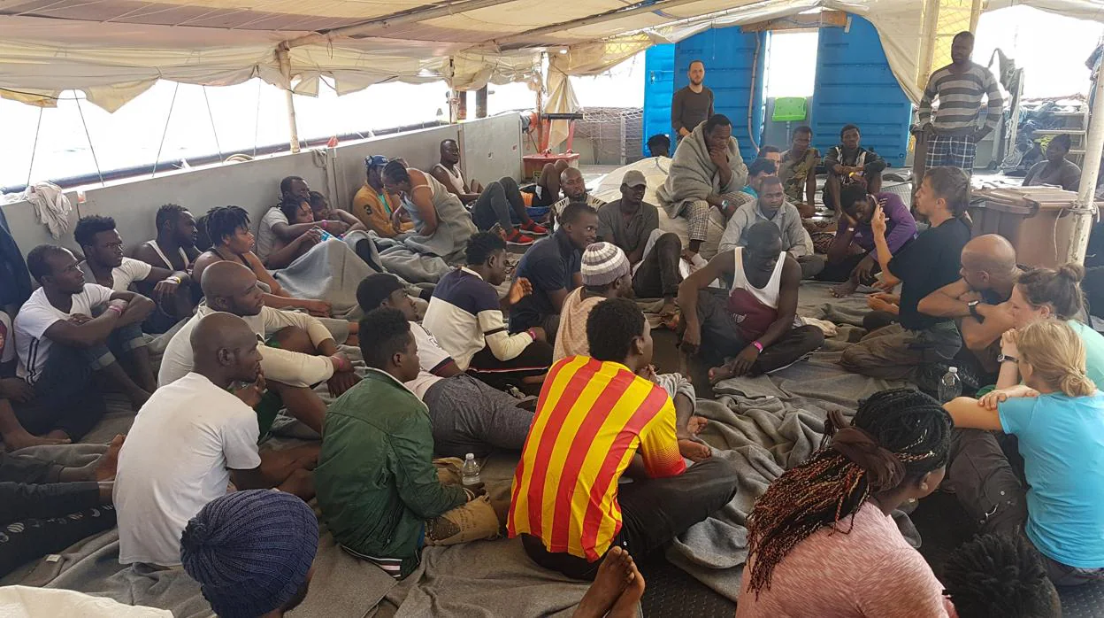 Emigrantes a bordo del barco de la ONG alemana Sea Watch, ante las costas de la isla de Lampedusa