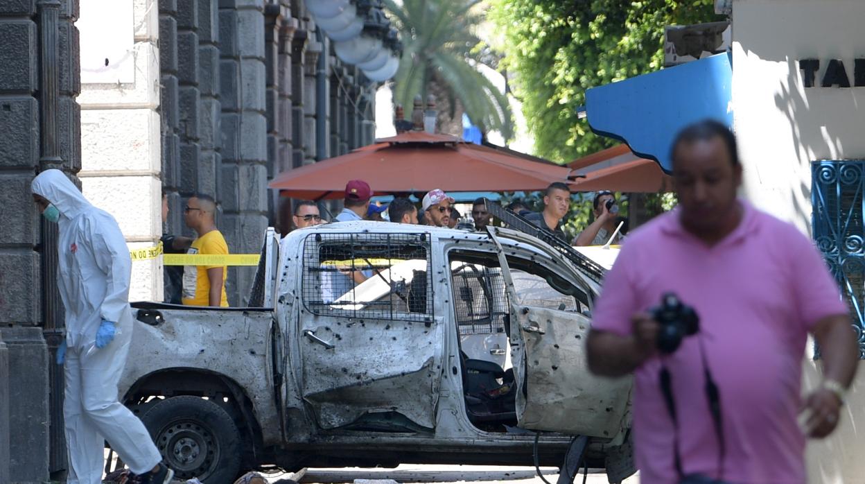 Vehículo afectado por la explosión en el centro de Túnez