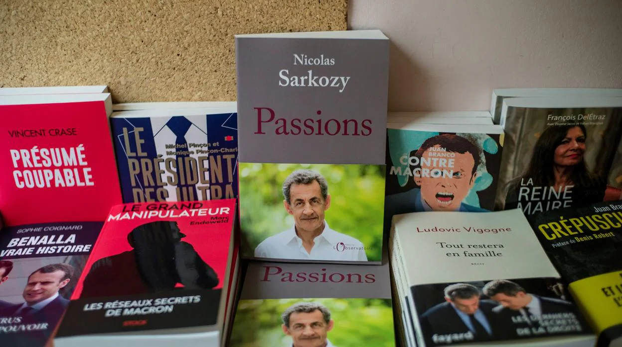 El libro escrito por el expresidente galo Nicolas Sarkozy a la venta en una librería en París
