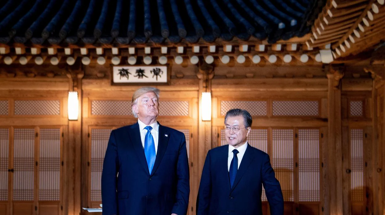 El presidente surcoreano, Moon Jae-in (dcha) junto a su homólogo estadounidense, Donald Trump