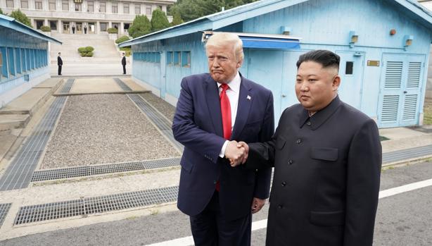 Trump se reúne con Kim Jong-un en el Paralelo 38 y entra en Corea del Norte