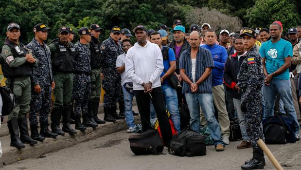 El régimen venezolano libera y deporta a 59 colombianos detenidos hace tres años