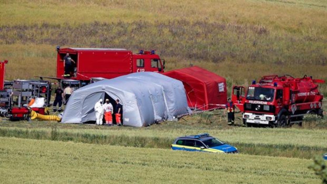 Los efectivos de las Fuerzas de Seguridad trabajan en el lugar donde un helicóptero del Ejército alemán se estrelló este lunes