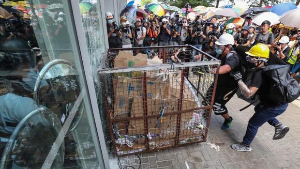 Violentas protestas empañan el 22 aniversario de la devolución de Hong Kong a China