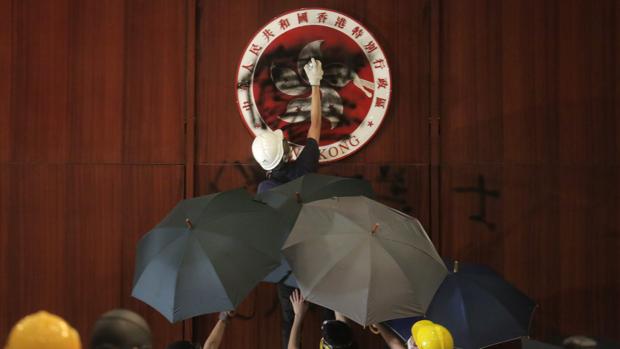 Estalla la violencia en las protestas de Hong Kong con el asalto al Parlamento