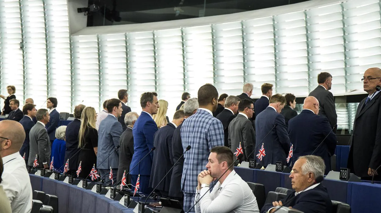 Eurodiputados británicos dan la espalda mientras suena el himno europeo en Estrasburgo