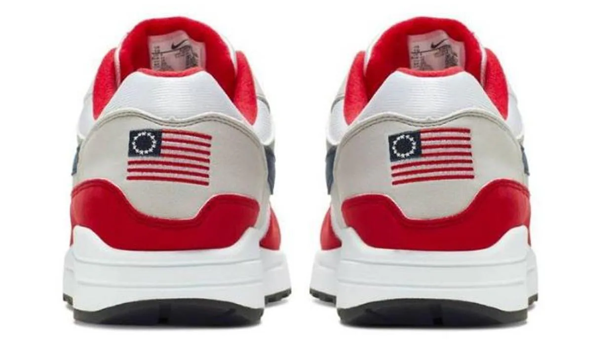 Las zapatillas con la bandera de Betsy Ross que Nike ha retirado