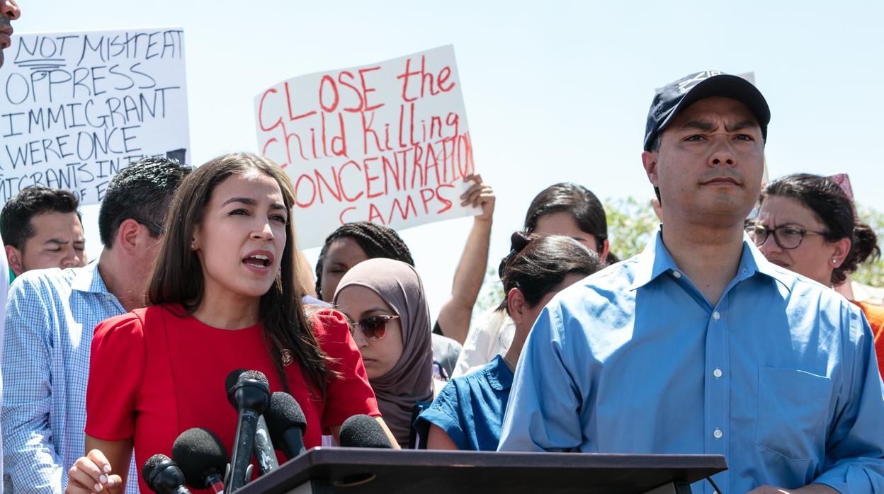 La congresista demócrata Alexandria Ocasio-Cortez comparece ante los medios ayer tras su visitia a un centro de detención de migrantes en Texas
