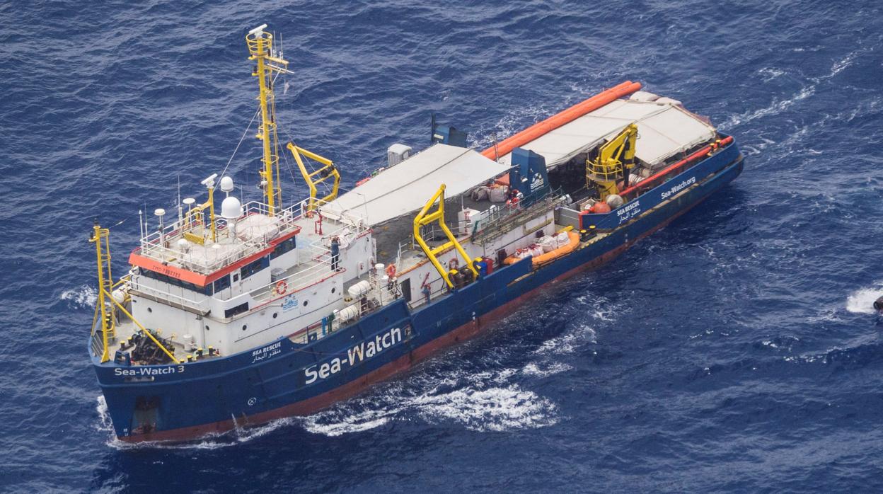 La nave Sea Watch se encarga de rescatar a inmigrantes en el Mediterráneo