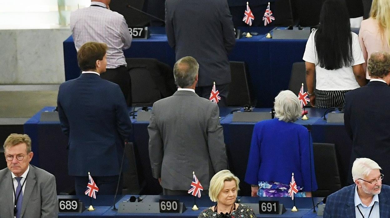 Los eurodiputados pro-Brexit, Tice, Farage y Widdecombe se dan la vuelta durante el himno de la Unión Europea