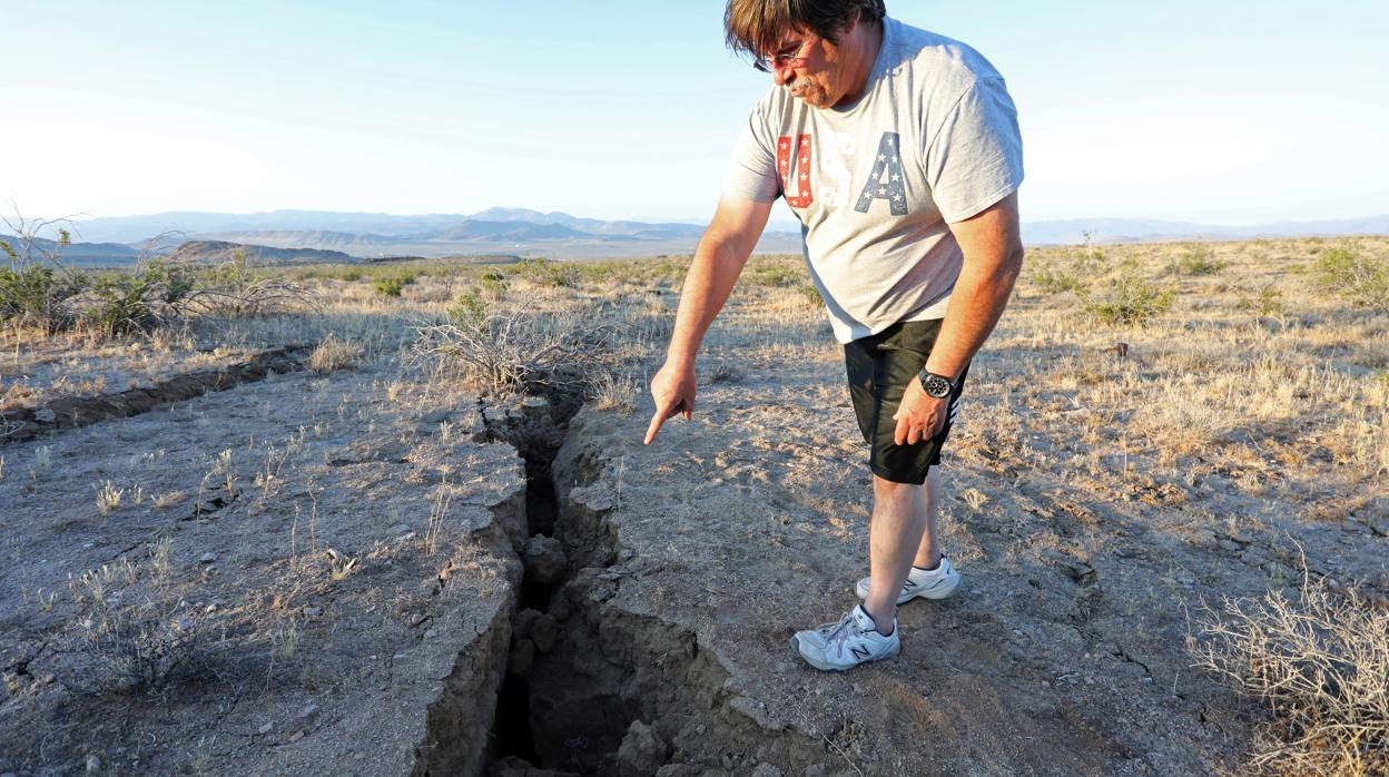 Un hombre señala la grieta dejada en el suelo del desierto el terremoto del jueves en el sur de California