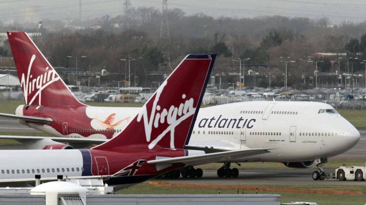 Dos aviones de Virgin Atlantic en el aeropuerto de Heathrow