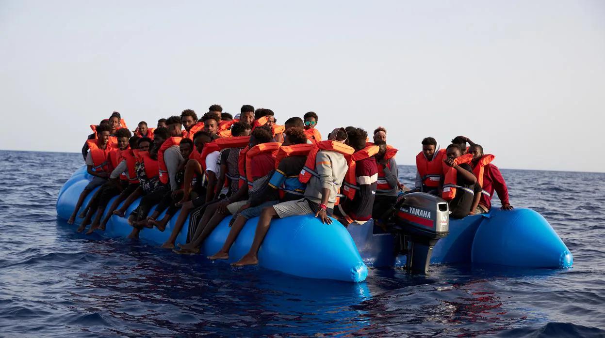 Inmigrantes en una lancha neumática antes de ser rescatados por el buque Alan Kurdi