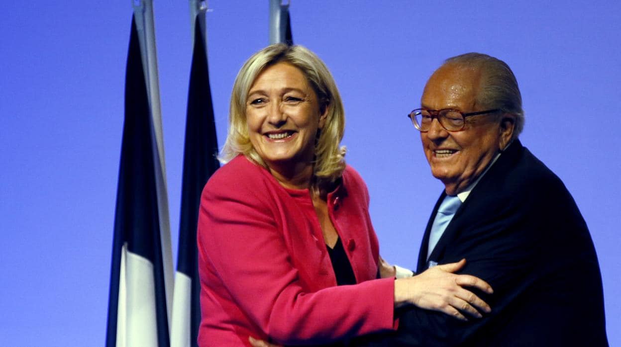 Marine Le Pen abraza a su padre