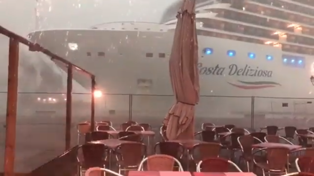 Un terrorífico vídeo muestra cómo un crucero estuvo a punto de chocar contra un yate en Venecia