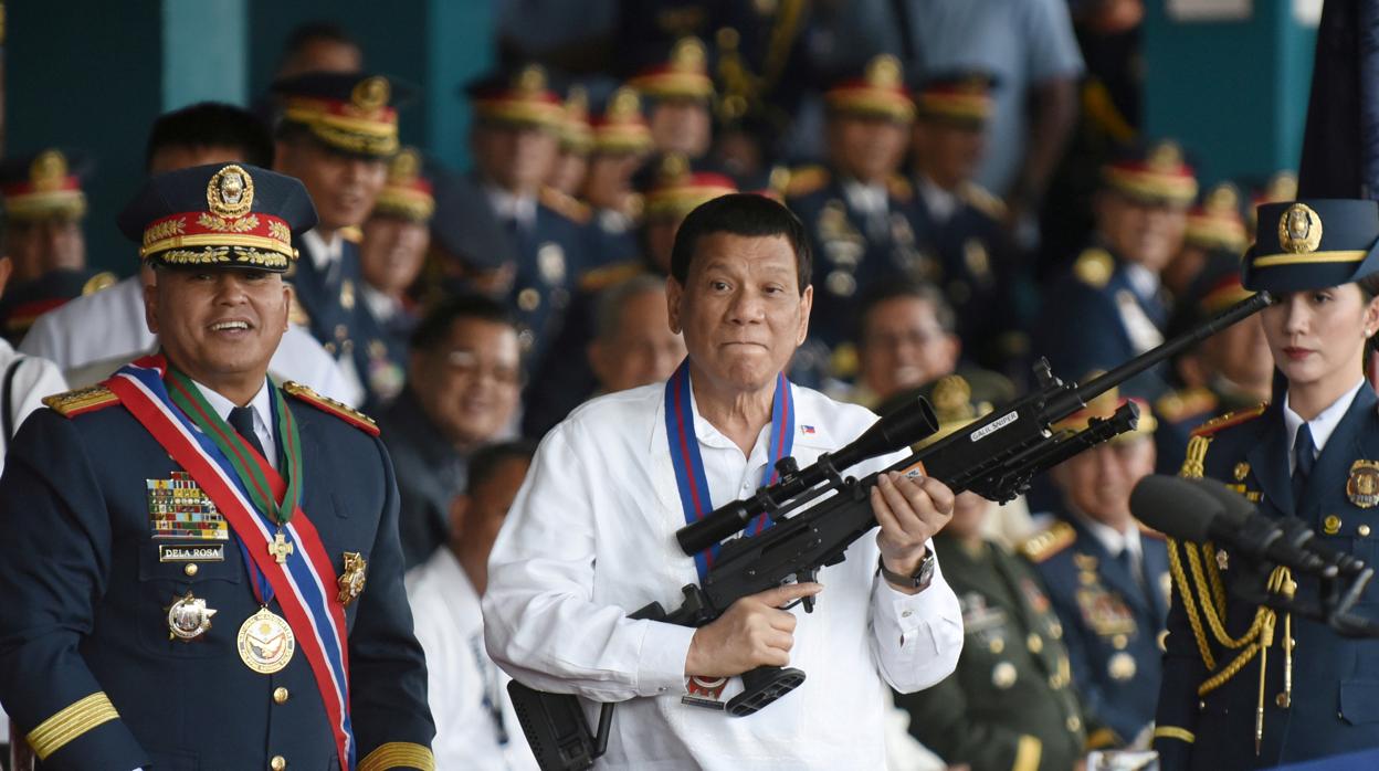El jefe de la policía nacional filipina, Ronald Bato Dela Rosa, y el presidente filipino, Rodrigo Duterte, en una ceremonia oficial en Manila
