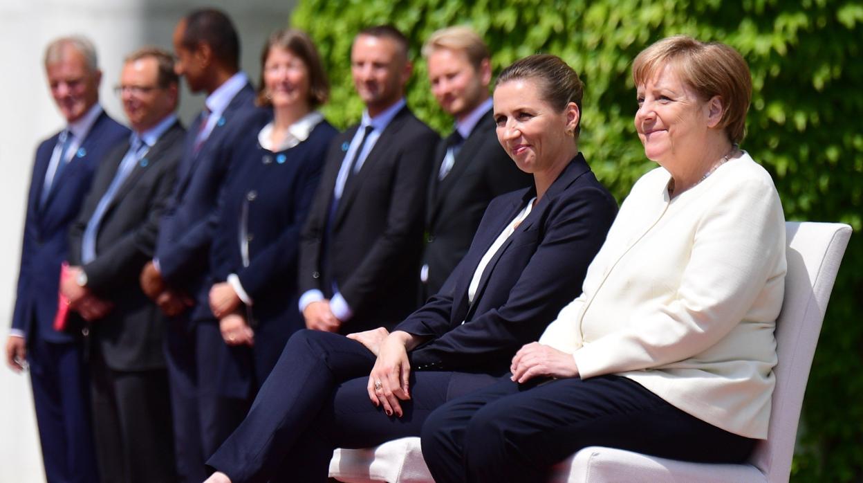 Merkel y la primera ministra danesa, Mette Frederiksen, durante una recepción militar en la Cancillería en Berlín