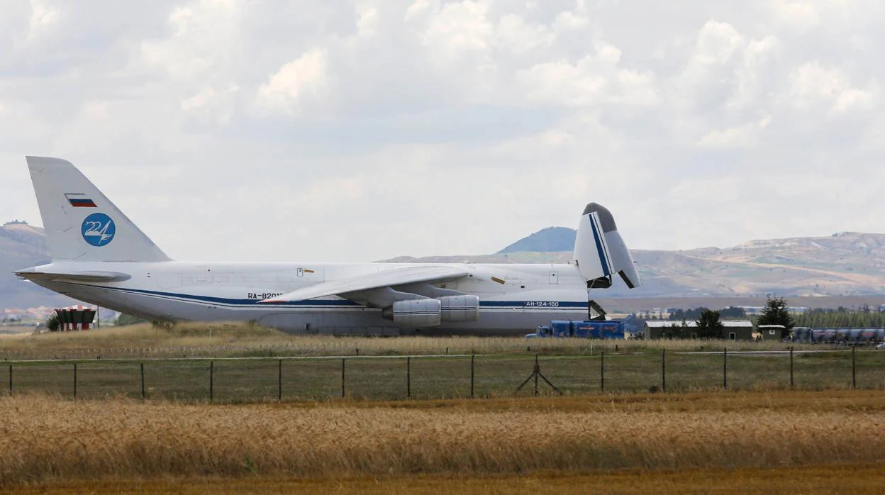 Un avión de carga Antonov ruso, este viernes tras aterrizar en la base de Murted, próxima a Ankara