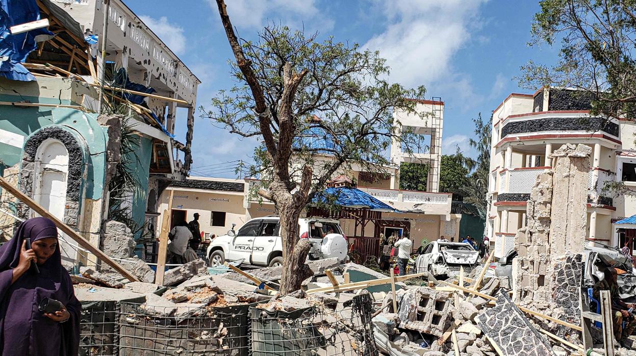 Aspecto de las ruinas del hotel Medina en Kismayo