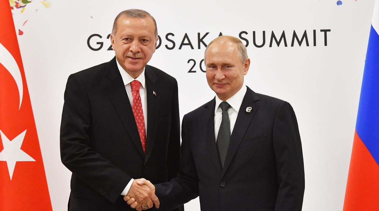 Erdogan y Putin se saludan durante la cumbre del G-20 celebrada en Osaka