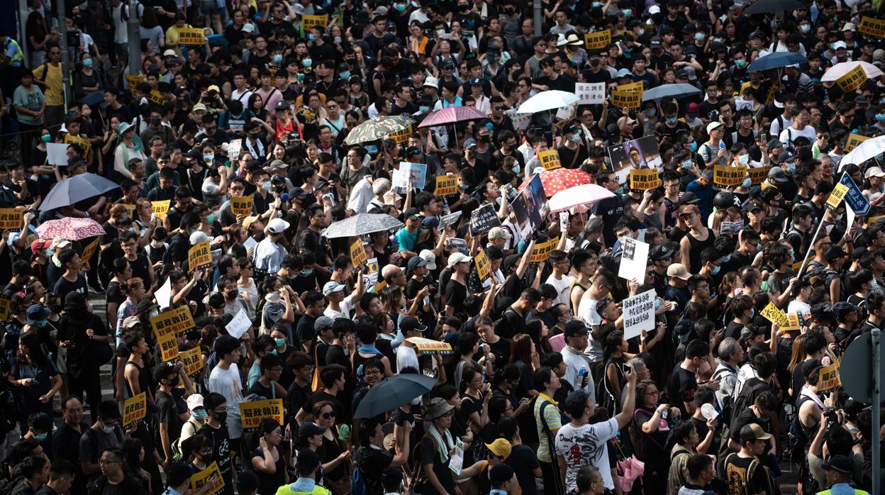 Miles de personas se congregan en las calles de Hong Kong
