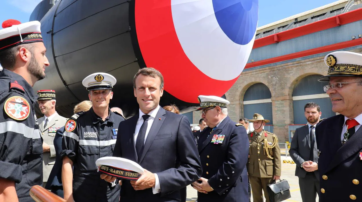 El presidente de Francia, Emmanuel Macron, conversa con la tripulación del submarino nuclear tras su presentación en Cherburgo