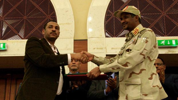 La junta militar de Sudán y la oposición firman un acuerdo para compartir el poder los próximos tres años