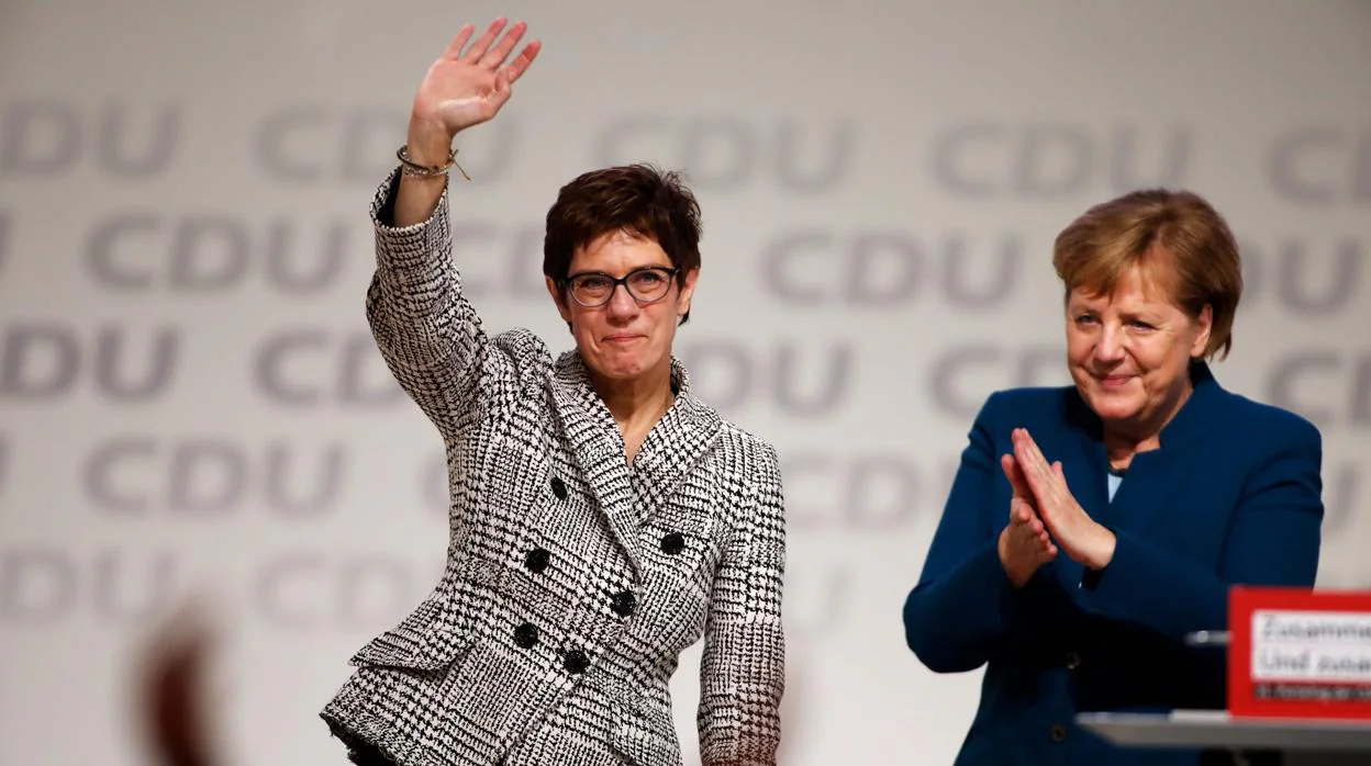 Annegret Kramp-Karrenbauer, acompañada por Ángela Merkel, en un acto de la CDU el pasado diciembre