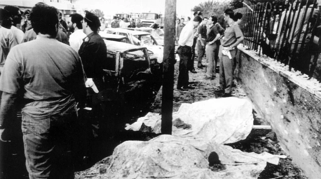 Los cuerpos de dos escoltas del juez Borsellino el día del atentado, el 19 de julio de 1992 en Palermo