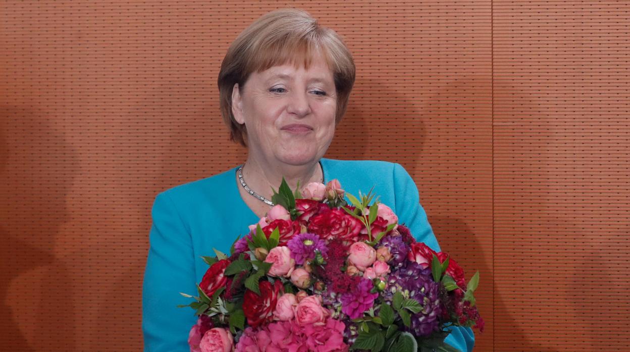 La canciller alemana, Ángel Merkel, tras recibir un ramo de flores de su gabinete esta mañana