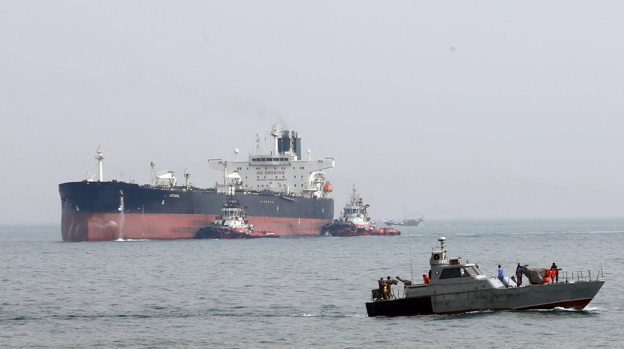 Lanchas de la Guardia Revolucionaria abordan el petrolero British Heritage en el Golfo Pérsico, el pasado jueves