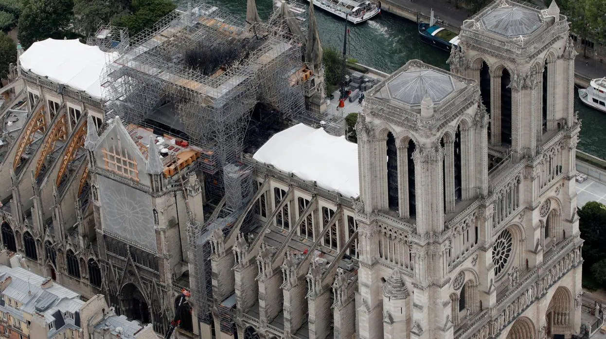 Vista aérea del techo dañado de Notre Dame, durante los trabajos de restauración