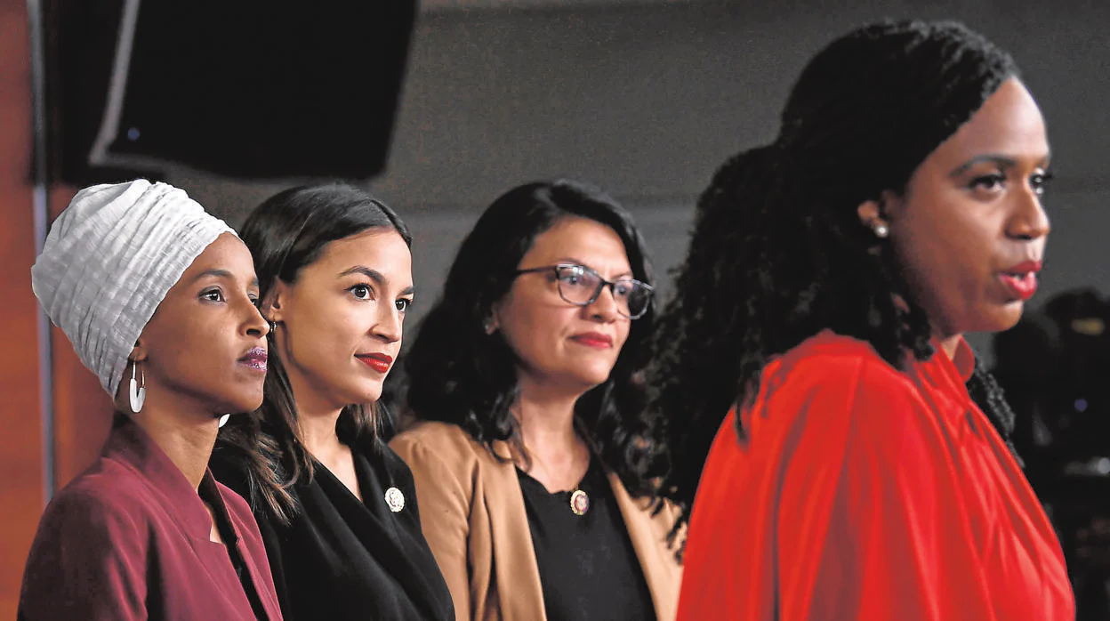 Ilhan Omar, Alejandría Ocasio-Cortez y, Rashida Tlaib,escuchando a la también diputada Ayanna Pressley