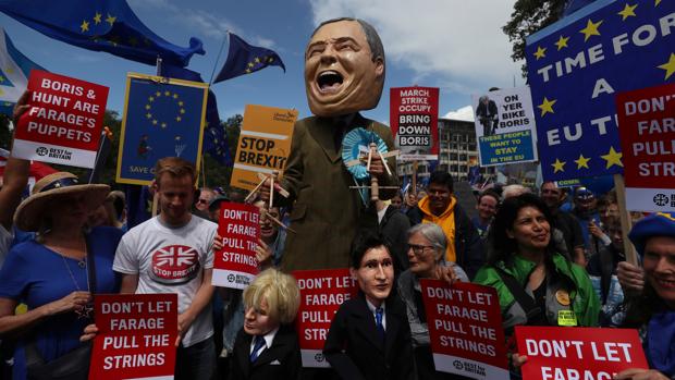 Una caricatura gigante de Boris Johnson encabeza la nueva marcha de Londres contra el Brexit