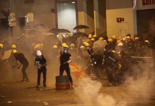 Al final de la manifestación contra la suspendida ley de extradición estalló una batalla campal en el centro de Hong Kong