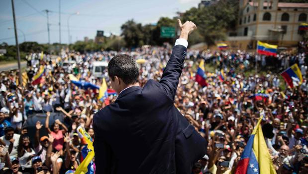 Guaidó reactiva a la oposición con una sesión parlamentaria en la calle