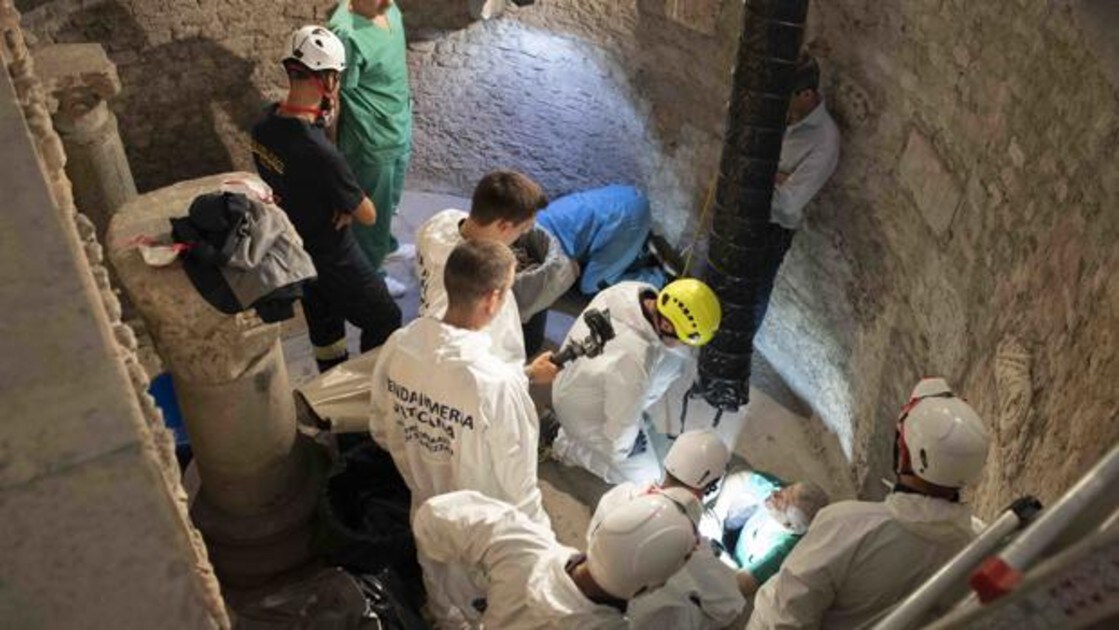 Un equipo de forenses exhuma los restos del Cementerio Teutónico, en el Vaticano, este sábado
