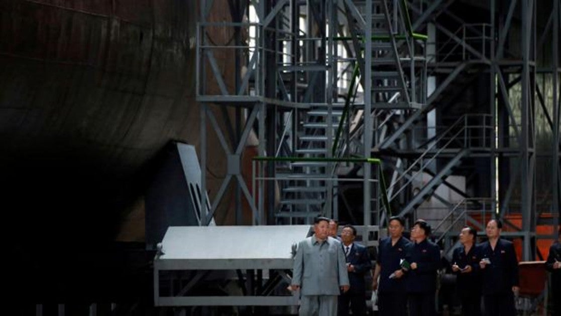 El líder de Corea del Norte, Kim Jong-un, presenta su nuevo submarino militar este martes