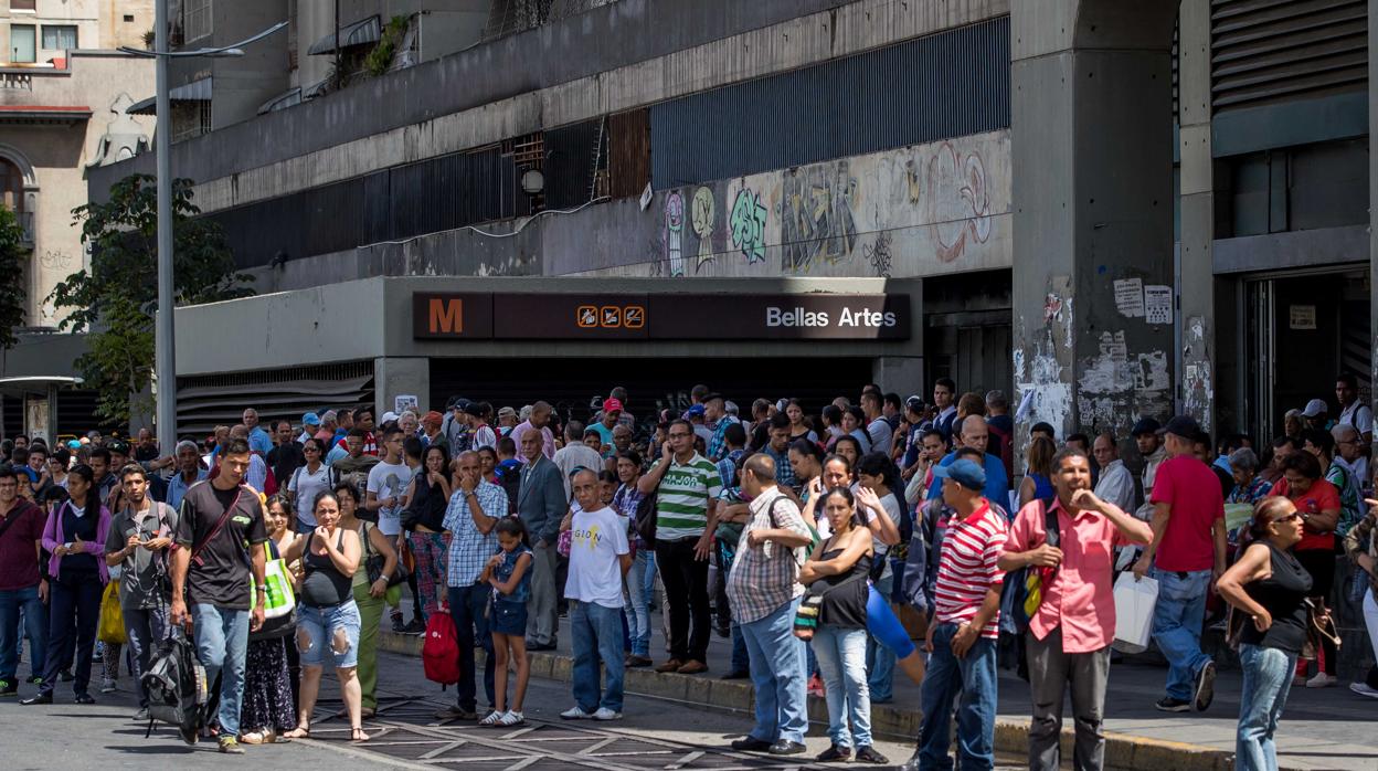 Imagen de archivo de pasajeros del Metro de Caracas afectados por el parón del servicio eléctrico