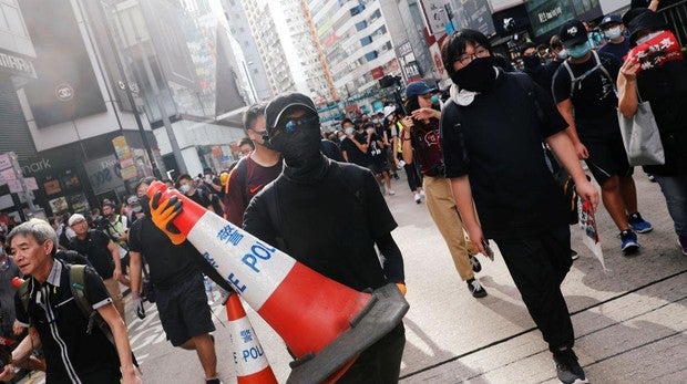 Una nueva manifestación corta una zona comercial en el corazón de Hong Kong