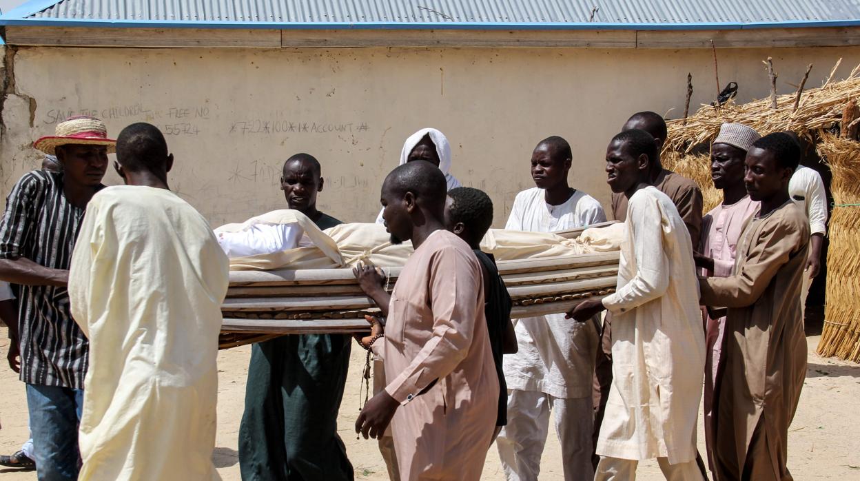 Un grupo de nigerianos tras el ataque de Boko Haram