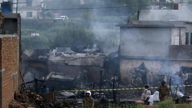 Al menos 17 muertos por el accidente de una avioneta militar en una zona residencial de Pakistán