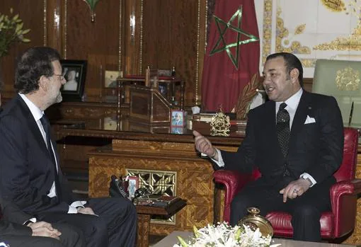 El rey de Marruecos, Mohamed VI (d) junto al entonces presidente del Gobierno español, Mariano Rajoy
